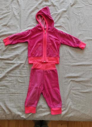 Яскравий спортивний костюм