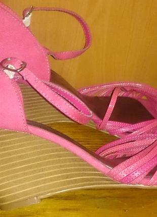 Стильні босоніжки фуксія р40 new look