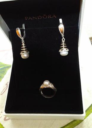 Серебряные серьги с пресноводным жемчугом и кубическими циркониями в позолоте плюс кольцо
