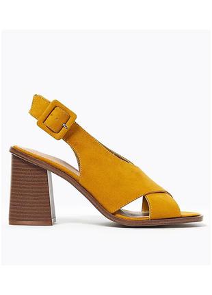 Стильні босоніжки на широкому каблуці marks&spencer гірчичні босоніжки на блочному підборах босоніжки замш