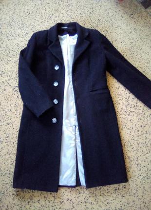 Класичне Пальто, чорного кольору.