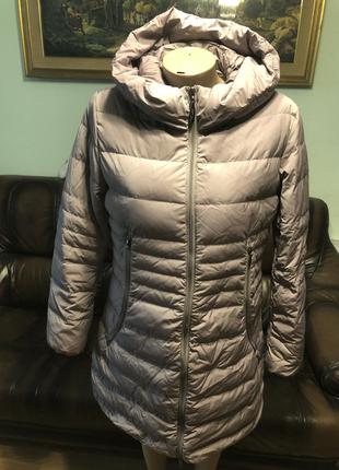 Жіноча подовжений пуховик.