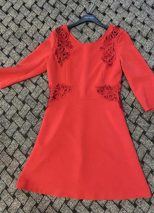 Яскраво-червоне плаття з вишивкою з боків від sisley
