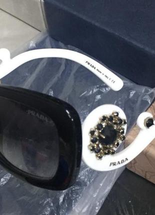 Солнцезащитные очки бренда prada2 фото