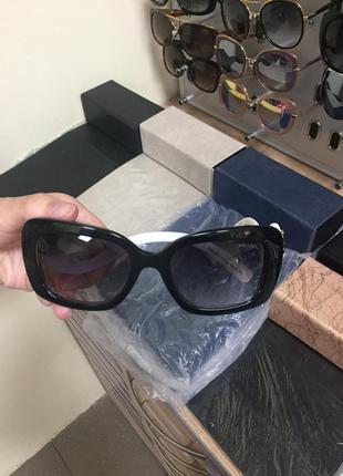 Солнцезащитные очки бренда prada
