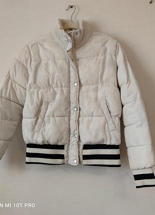 Куртка коротка тепла бежева айворі стильна з гумкою