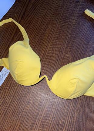 Супер стильный желтый купальник calzedonia. только верх