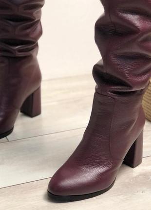 Шикарные сапоги ботфорты из натуральной итальянской кожи бордо флотар, на среднем каблуке 8см