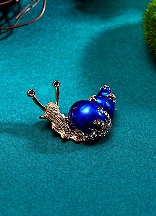 Стильная яркая брошка под золото с насыщенным синим голубым панцирем домиком "улитка" в стразах цена