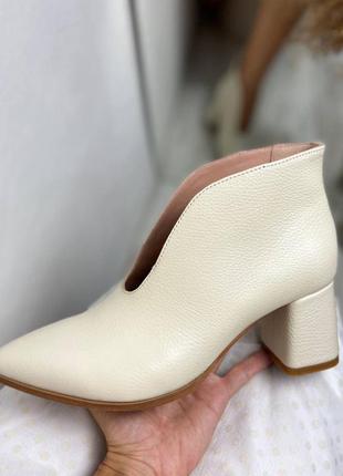 Туфлі ботильони шкіряні с гострим носком на підборах 6 см