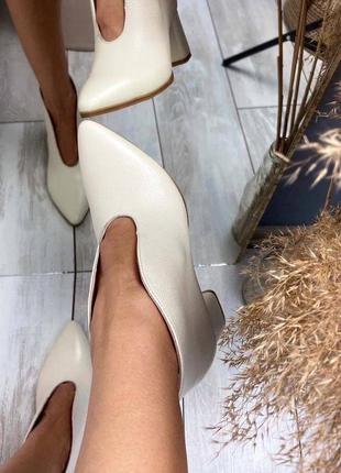 Туфлі ботильони шкіряні с гострим носком на підборах 6 см