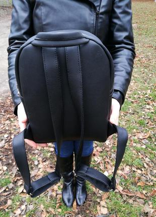 Жіночий чорний рюкзак з вишивкою3 фото