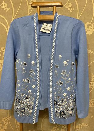 Очень красивая и стильная кофточка голубого цвета.