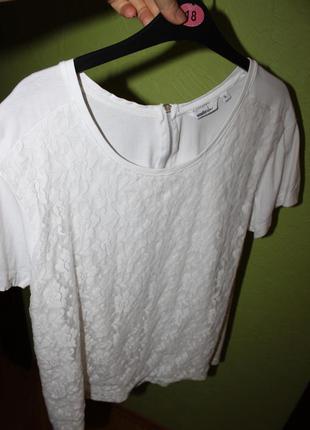 Біла футболка ошатна, прикрашена мереживом, наш 50, 52 розмір