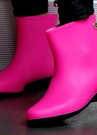 Рожеві гумові силіконові чоботи короткі9 фото