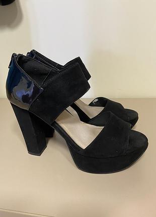 Босоножки на каблуке