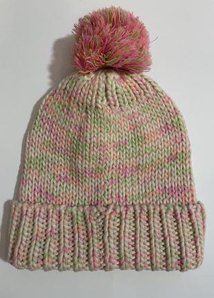 Очень красивая и стильная разноцветная вязаная шапка.2 фото