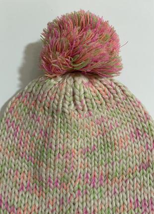 Очень красивая и стильная разноцветная вязаная шапка.7 фото