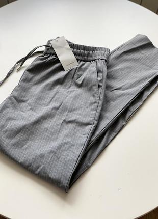 Сірі базові штани в смужку reserved джоггеры із зав'язкою на поясі штани7 фото