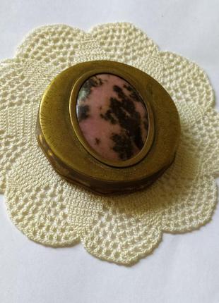 Винтаж.пудреница старинная,с натуральным камнем .родонит