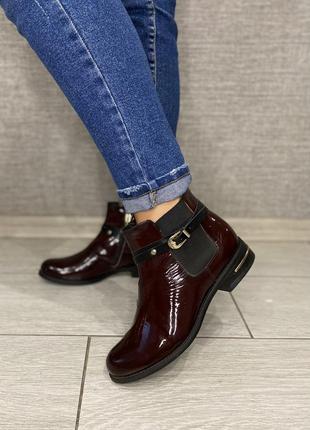 Коричневі черевики лакові