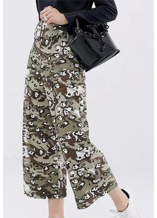 Камуфляжные укороченные брюки-кюлоты asos
