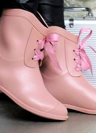 Жіночі гумові чоботи кольору пудри з стрічкою2 фото