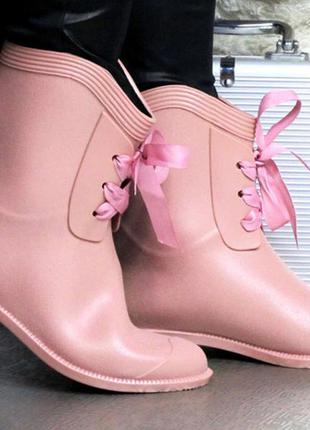 Жіночі гумові чоботи кольору пудри з стрічкою3 фото
