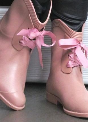 Жіночі гумові чоботи кольору пудри з стрічкою5 фото