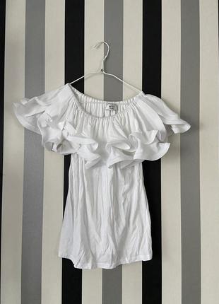 Красива футболка з пишним коміром