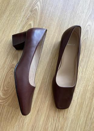 Туфлі жіночі carvela коричневі квадратний носок низький каблук класика 36 р.