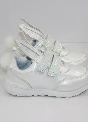 Стильные кроссовки для девочек с ушками
в белом цвете2 фото