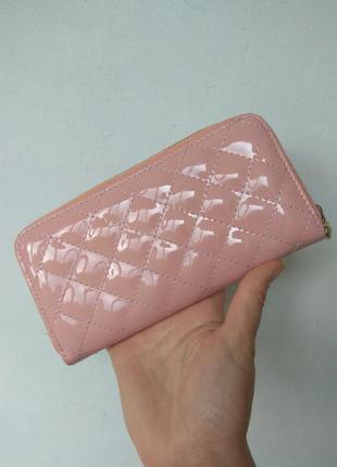 Шикарний стеганний лаковий гаманець портмоне4 фото