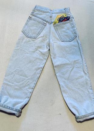 Крутые джинсы mom с дырами и нашивками италия2 фото