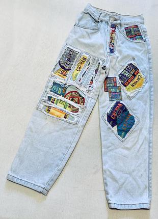 Крутые джинсы mom с дырами и нашивками италия3 фото