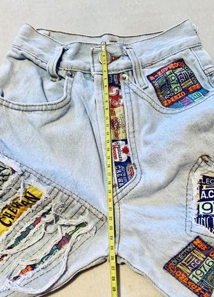 Крутые джинсы mom с дырами и нашивками италия8 фото
