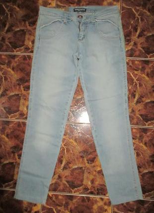 Качественные фирменные джинсы с вышивкой,пот40см3 фото