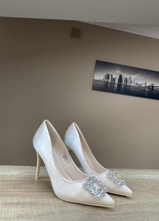Весільні туфлі на високому каблуці з брошкою
