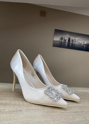 Свадебные туфли на высоком каблуке с брошкой2 фото