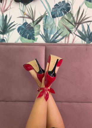 Ексклюзивні туфлі з вушками натуральна італійська шкіра лак червоні на шпильці3 фото