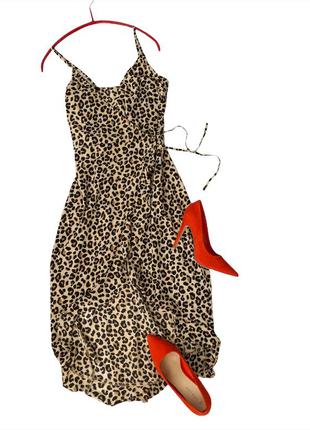 Леопардовое платье с оборками на запах