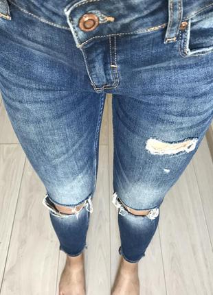 Джинсы на средней посадке рваные зауженные укороченные узкие светлые обтягивающие скинни джинсы zara1 фото