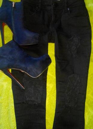 Стильные рваные джинсы asos c гипюровыми вставками