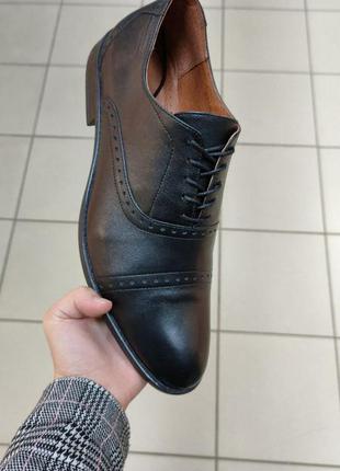 Черные кожаные мужские туфли на шнурке и каблуке3 фото