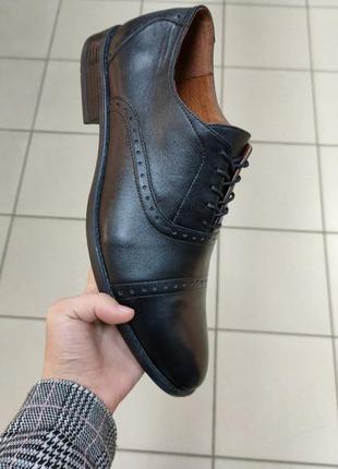 Черные кожаные мужские туфли на шнурке и каблуке