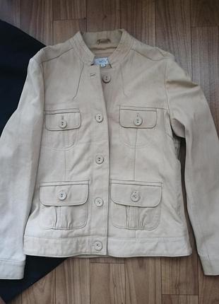 Брендова, м'яка шкіряна курточка.