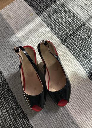 Босоніжки на танкетці