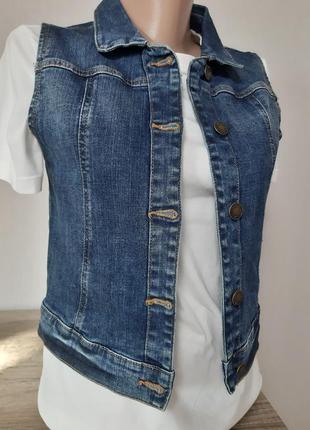 Джинсовая жилетка