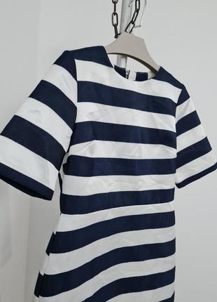 Сукня цікава тримає форму