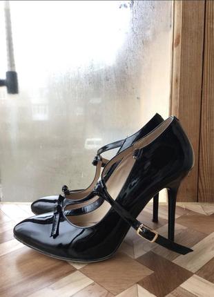 Чорні лаковані туфлі на шпильці